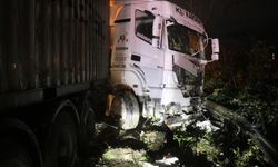 Tırlar, midibüs ve otomobiller... Zincirleme kaza trafiği felç etti, 12 yaralı!