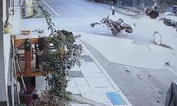 Trafik kazası faciaya dönüştü! Motosiklet takla attı, otomobil elektrik direğine çarptı