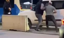 Trafikte yol verme tartışması sopalı kavgaya dönüştü: O anlar kameraya yansıdı