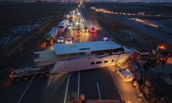 Yat taşıyan tır trafiği kilitledi: Sürücüler gördükleri manzara karşısında şaşkınlık yaşadı