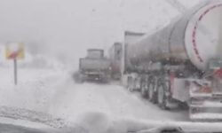 Yoğun kar yağışı Tır trafiğini felç etti: Gerede-Samsun yolu çift şeritli olarak kapandı