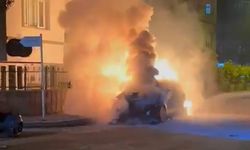 Yolda ilerlerken alev aldı, otomobil kullanılamaz hale geldi!