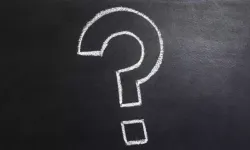 İnsan ve toplumla ilgili her tür olayı konu alarak abartılı bir biçimde veren düşündürücü resim nedir?