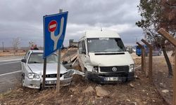 Otomobil ile minibüs çarpıştı, levhalara çarparak durabildiler: 7 yaralı
