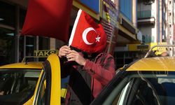İzmir'de taksiciler araçlarını Türk bayraklarıyla donattı