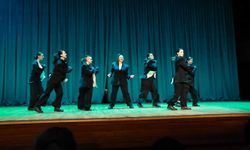 AASSM’de kahkaha tufanı: Yasemin Sakallıoğlu İzmir’i güldürdü