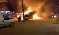 Bir anda yükseldi! Baraka yangını minibüse sıçradı