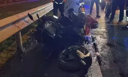 Çarpışmanın etkisiyle bariyerlere savrulan motosiklet sürücüsü öldü