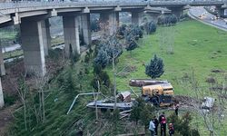 Buca Uçan Yol’da korku dolu anlar: Freni boşalan çekici viyadükten uçtu, 1'i ağır 3 yaralı!