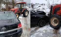 Buzlanan yolda feci kaza: Otomobil traktörle çarpıştı