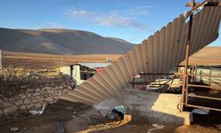 Şiddetli fırtına sonucu savrulan çinko çatının altında kalan kişi öldü