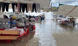 Çeşme’de sağanak hayatı felç etti: Alaçatı pazarı ve mezarlık sular altında kaldı