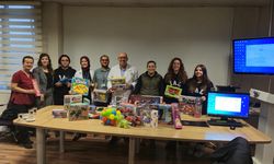 Oyuncaklarla tedavi gören çocukların yüzünü güldürdüler