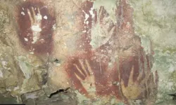 Endonezya’da 67.800 yıllık “kırmızı pençeli el” keşfi