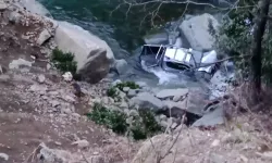 Facianın eşiğinden dönüldü: Kamyonet dere yatağına uçtu, yaralılar var!