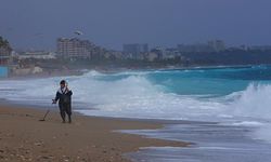 Fırtına sahillerini vurdu, dalgalar 20 metreyi aştı: Define avcıları dedektörle arama yaptı!