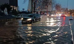 İzmir'i sağanak vurdu, yollar göle döndü, Karabağlar Deresi taştı