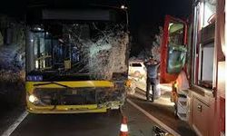 İETT otobüsü ile hafif ticari araç çarpıştı: Yaralılar var!