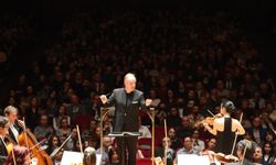 İZDSO konserinde iki büyük isim sahnede buluştu