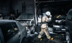 İzmir Buca’da oto tamir deposu alevlere teslim oldu