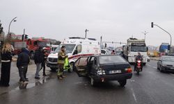 Ankara-İzmir kara yolu Jandarma Kavşağı'nda meydana gelen kazada 2 kişi yaralandı