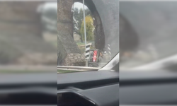 İzmir Yeşildere'de devrilen kamyonet trafiği felç etti