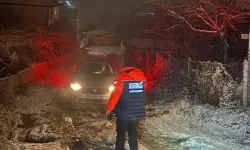 İzmir'den Amasya'ya giden otomobil karda mahsur kaldı