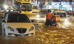 İzmir’i sağanak ve fırtına vurdu: Merkez ilçelerde sel, üç ilçede su kesintisi