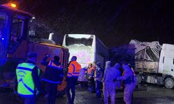 Kar ve buz kazaya neden oldu: Tır yolu kapattı, yolcu otobüsü çarptı!