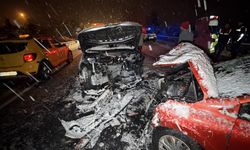 Kar yağışı kazaya neden oldu: İki otomobil kafa kafaya çarpıştı, 7 yaralı!