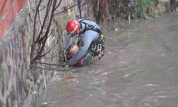 İzmir'de etkili olan sağanak felakete yol açtı: Mahsur kalan vatandaş kurtarıldı