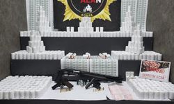 İzmir’de zehir tacirlerine büyük darbe: On binlerce hap ve silahlar ele geçti!