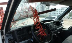 Korkunç kaza: Minibüs camını delip sürücünün kafasına saplandı!