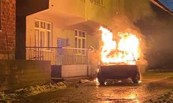 Korkutan yangın! Park halindeki otomobil kül oldu