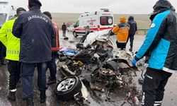 Otobüsle kafa kafaya çarpıştı: 3 ölü, 1 yaralı