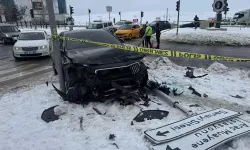 Otomobiller çarpıştı, yol trafiğe kapandı: 1 ölü, 1 yaralı