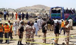 Pakistan'da otobüsle minibüs çarpıştı: Çok sayıda ölü ve yaralı var