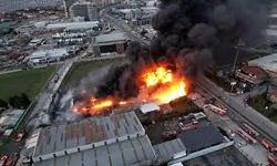 Plastik kasa fabrikasında korkutan yangın: Ekipler olay yerine sevk edildi!
