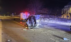 Hafif ticari araç ile çarpışan otomobil refüje çarparak devrildi: 1 ölü, 1 yaralı