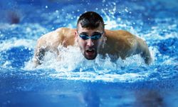 Rekortmen milli yüzücü Emre Sakçı, DEÜ'de antrenman yapıyor