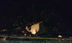 Sağanak sonrası toprak kayması: Yol ulaşıma kapandı!