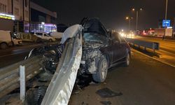 Şans eseri bariyere çarpan otomobil hurdaya döndü!