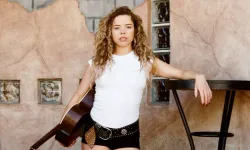 Şarkıcı Nilüfer Yanya kimdir? Nilüfer Yanya Türk mü?