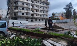 Şiddetli yağış ve fırtına hayatı felç etti: Dereler taştı, sokaklar sular altında kaldı!