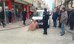 Şok görüntü: Caddeye çıplak çıktı, Polis müdahale etti!