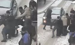 Sokak ortası savaş alanına döndü... Tekme tokat birbirine girdiler!