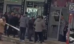 Sokakta korku dolu anlar! Silahlı ve bıçaklı kavgada yaralılar var!