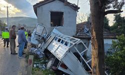 19 yaşındaki kamyonet sürücüsü eve çarparak hayatını kaybetti