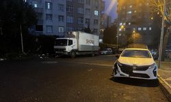 Sürücüsüz tır yokuş aşağı indi, park halindeki araçları biçti!