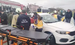 Trafik faciası: İki araç kafa kafaya çarpıştı, yaralılar var!